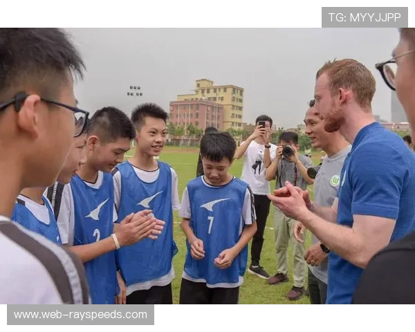 德甲俱乐部社区活动，球员参与儿童足球推广